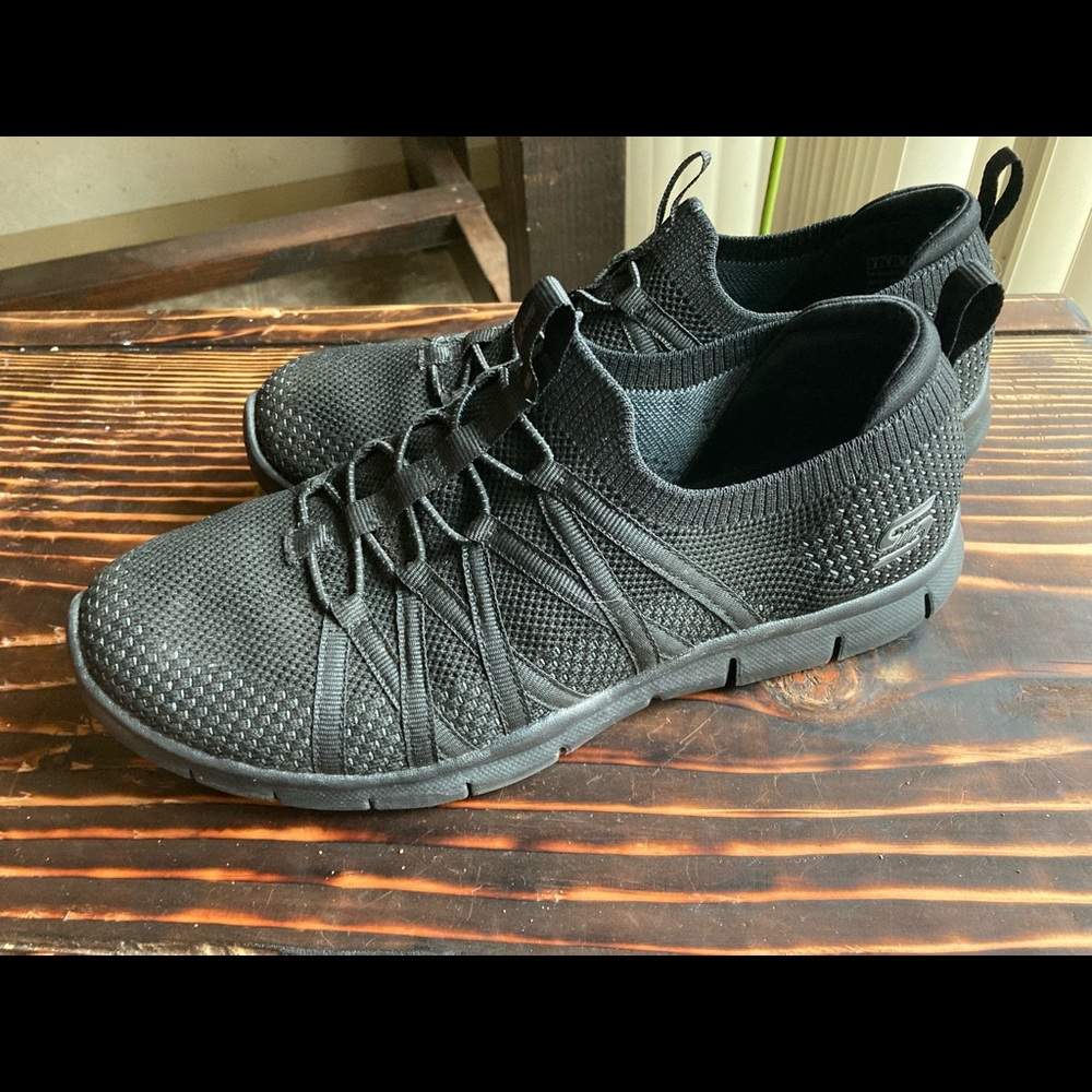 Women’s Skechers Size 8